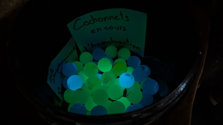 Pierre Travard fabrique des cochonnets phosphorescents pour la pétanque - © RCF Lyon (Didier Rodriguez)