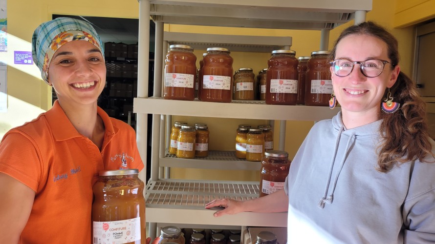 Pernelle et Margot, à l'Atelier Rebond, à Faverges, devant les pots de confiture géants destinés aux refuges. ©RCF Haute-Savoie