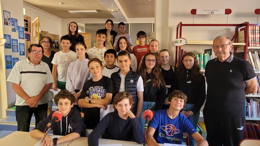 Les élèves de Notre-Dame du château, leur enseignante avec leurs 2 invités ©Martin Obadia