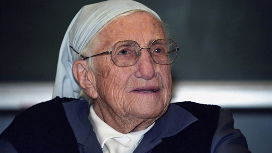 Soeur Emmanuelle photographiée par Gauthier FABRI à Louvain-la-Neuve en Belgique, le 19 novembre 2003 ©Wikimedia Commons