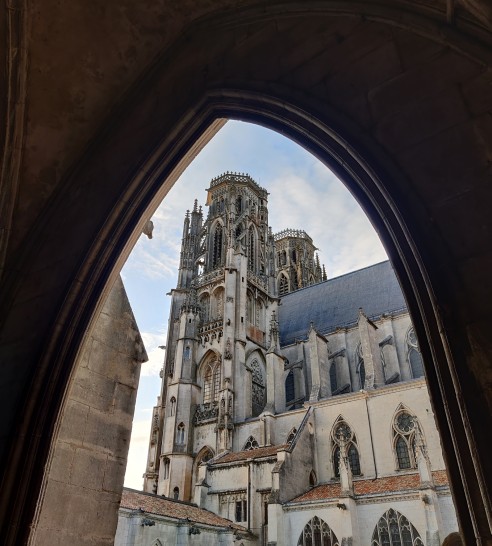 La cathédrale Saint-Étienne (Toul) vue depuis son cloître. ©Pauline Harré, RCF, juillet 2021