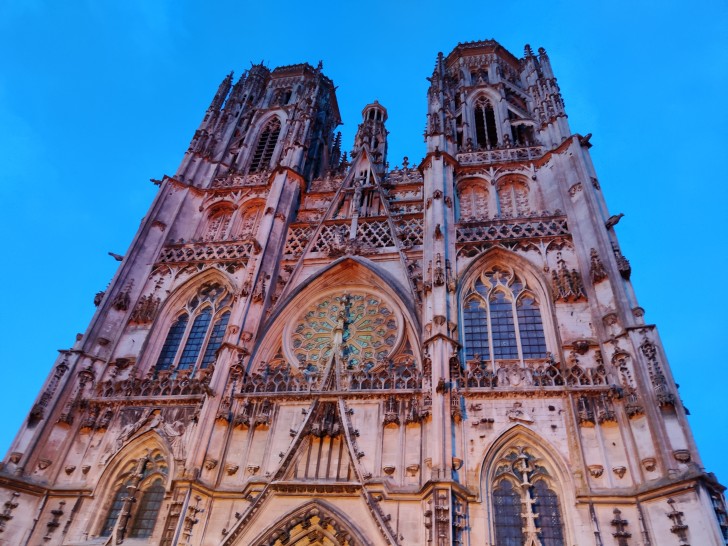 La façade de la cathédrale Saint-Étienne (Toul) illuminée par le mapping vidéo. ©Pauline Harré, RCF, juillet 2021