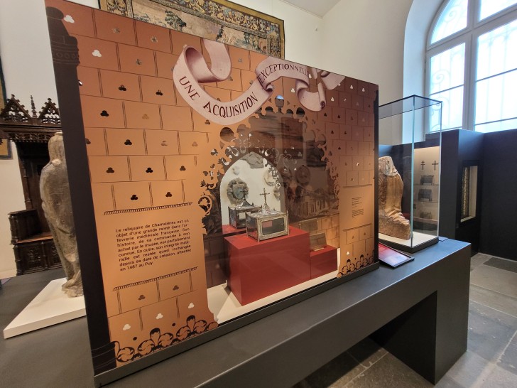 Le reliquaire de Chamalières dans son écrin du Musée Crozatier du Puy © Martin Obadia