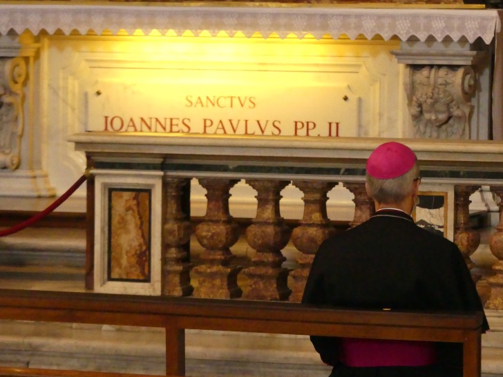 L'archevêque de Lyon Mgr Olivier de Germay en prière devant la tombe de Saint Jean-Paul II - © RCF Lyon (Jean-Baptiste Cocagne)