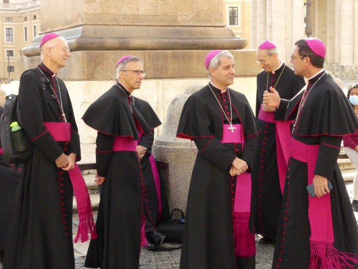 Les évêques français en discussion place Saint-Pierre - © RCF Lyon (Jean-Baptiste Cocagne)