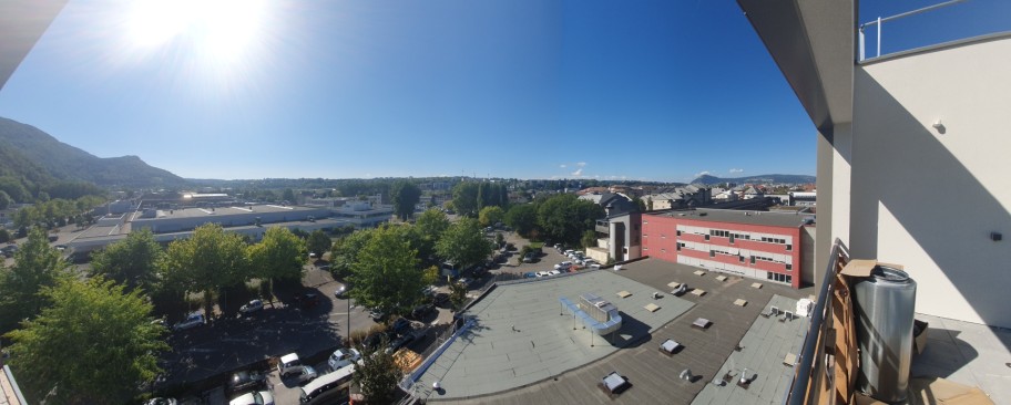 Vue sur l'IPAC, depuis le toit-terrasse du campus annécien