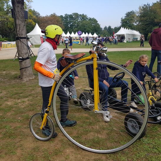 Un participant à la course vélo en grand bi