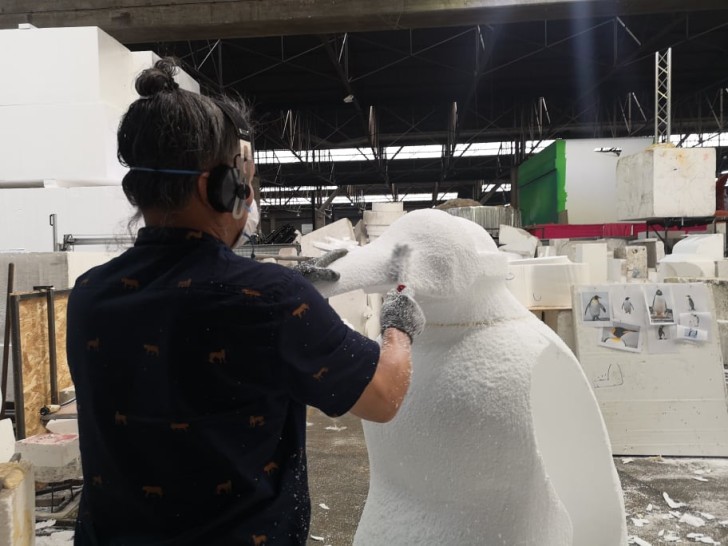 L'ouvrier sculpte avec une brosse en fer 