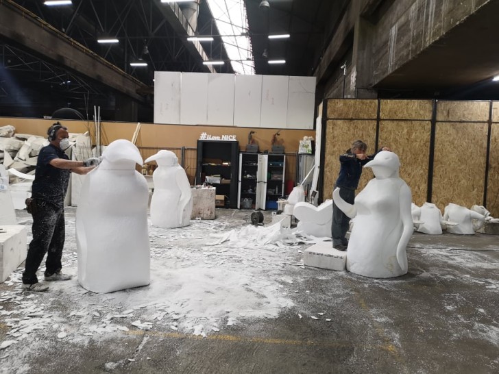 Les ouvriers fabriquent les pingouins
