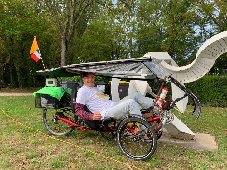 Un participant à la course à vélo, en vélo solaire