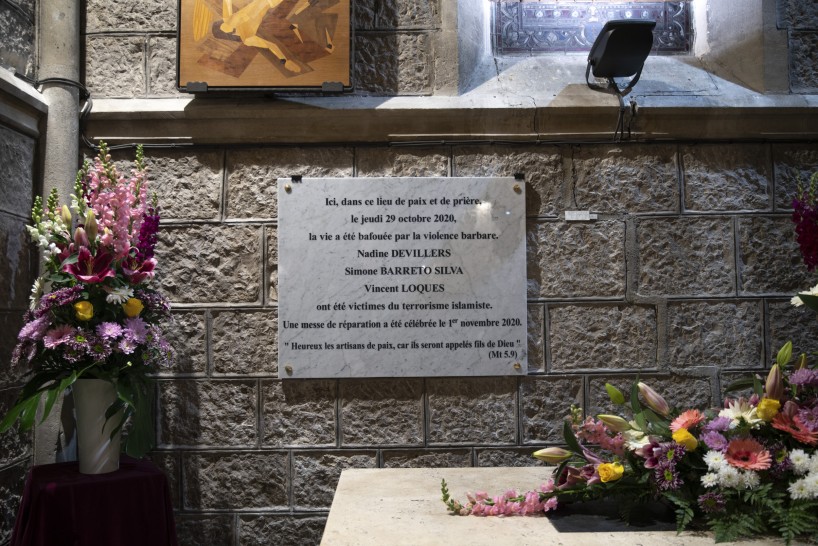 La plaque dévoilée à l'intérieur de la Basilique. "Heureux les hommes de paix, car ils seront appelés fils de Dieu." - Photos: Diocèse de Nice