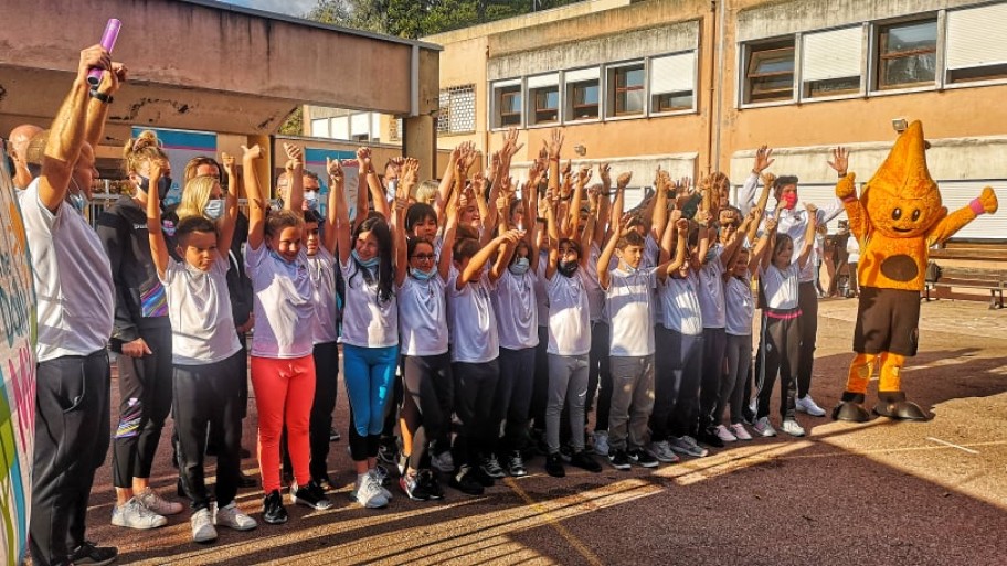 Lancement du Daily Mile à l'école Terra Amata avec la mascotte de l'OGC Nice