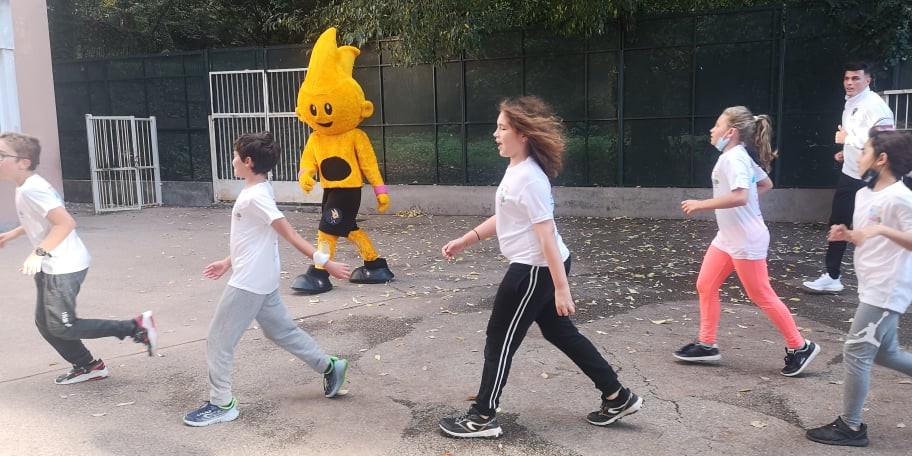 Les enfants courent encouragés par la mascotte de l'OGC Nice
