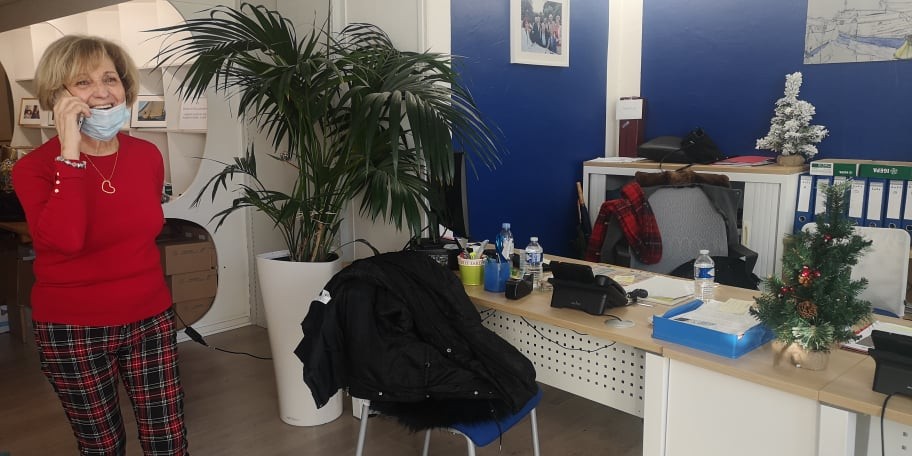 La joie d'une militante LR à la permanence d'Eric Ciotti en apprenant le résultat - Photo RCF Laura Vergne