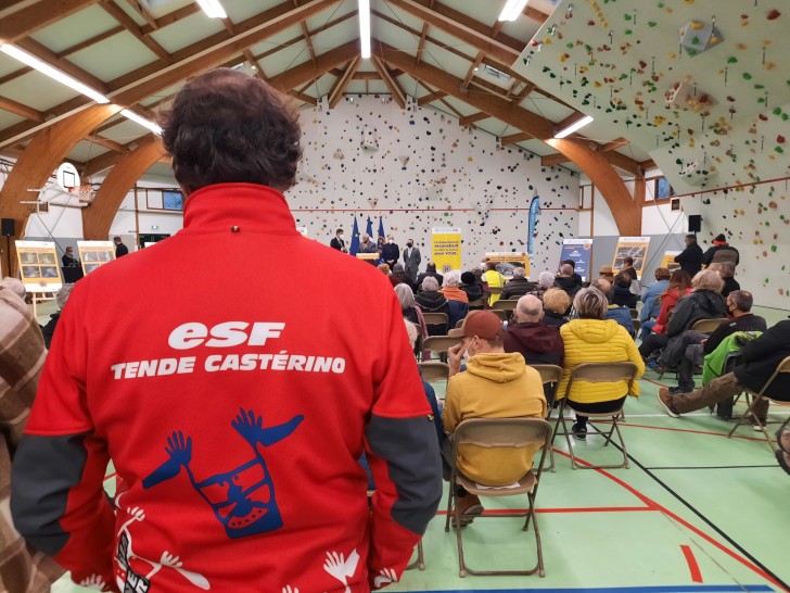 Les habitants de Tende découvrent les avancées des travaux lors d'une réunion public dans le gymnase de Saint-Dalmas le 7 janvier 2022 - Photo RCF 