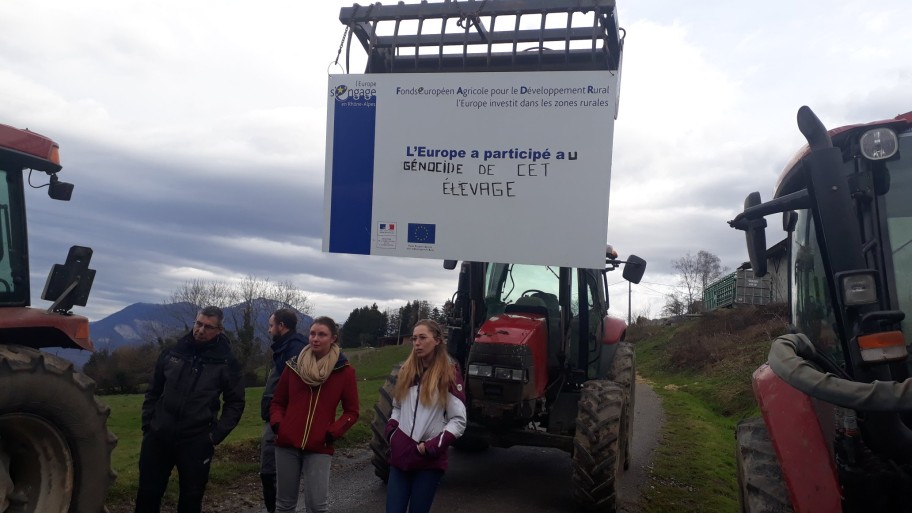 Un tracteur bloque l'accès ©Victorien Duchet RCF Haute-Savoie 