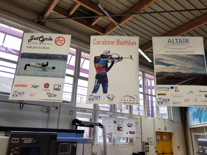 La photo du biathlète s'affiche en grand dans les ateliers. ©RCF Haute-Savoie