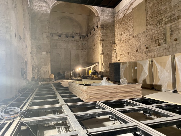 Pour protéger le sol d'origine, une structure métallique a été installée où y sera placé le nouveau plancher - Crédit photo : RCF  