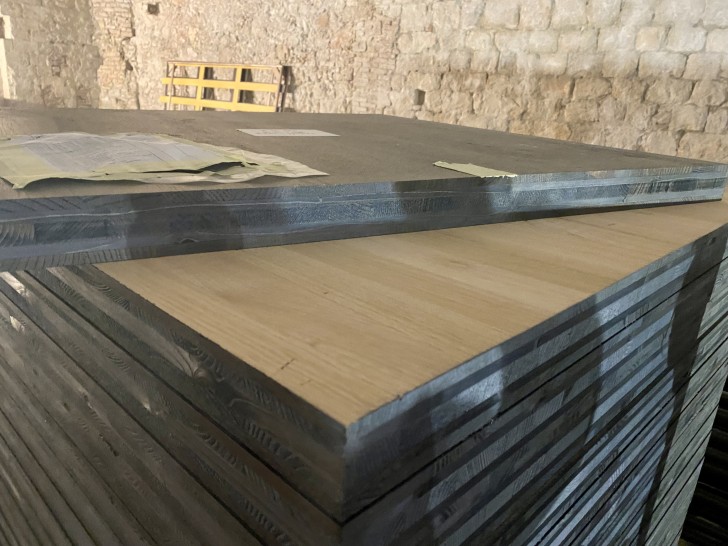 Le plancher de scène est en chêne massif. Il sera poncé puis teint en brun sombre, pour s'accorder avec les couleurs du bâtiment - Crédit photo : RCF 