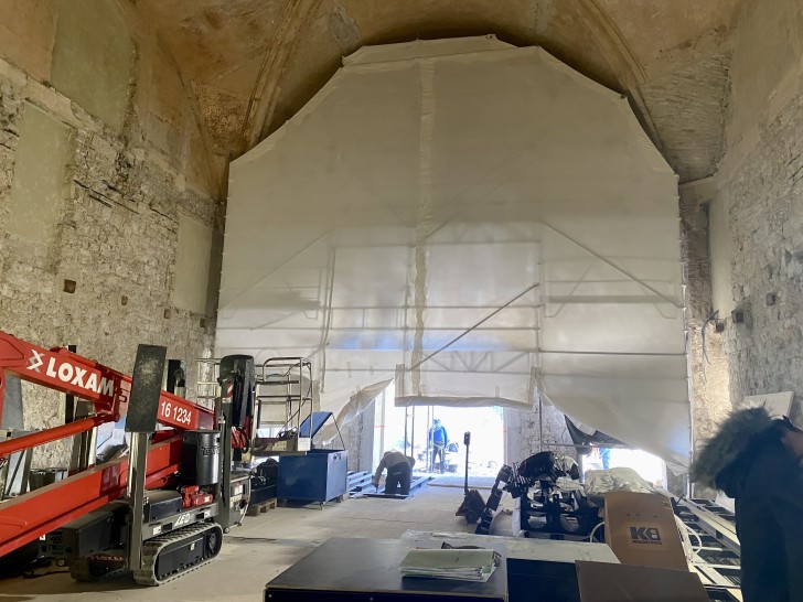 Afin de conserver le patrimoine historique de cette ancienne église, les murs restent tels quels - Crédit photo : RCF