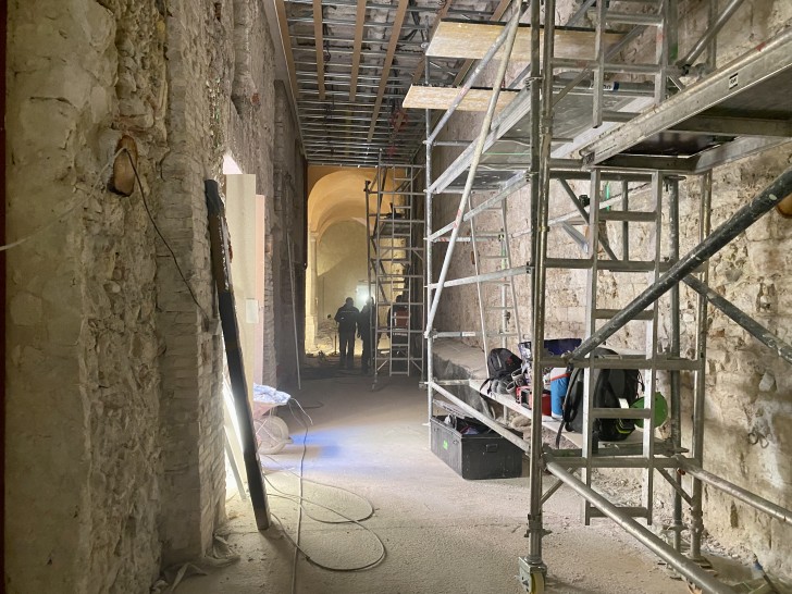 Pour avoir accès a la salle, le public devra passer par un couloir - Crédit photo : RCF 