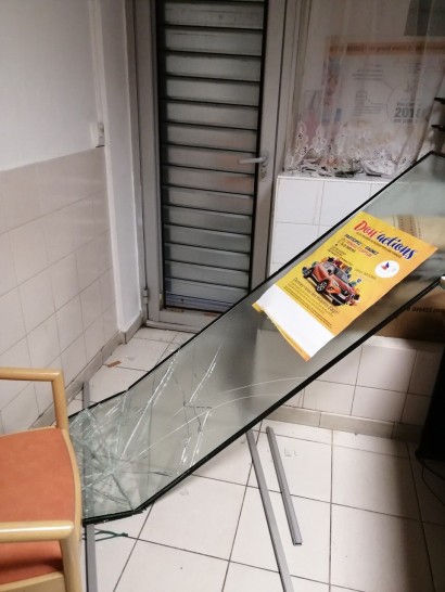 Fenêtre du local d'Antibes après le cambriolage 