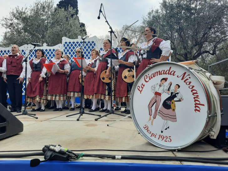 La chorale de la Ciamada Nissarda et le répertoire local entonné au milieu des oliviers des arènes de Cimiez - RCF 