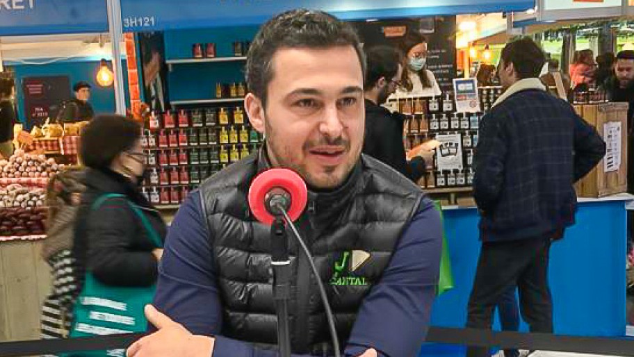 Benjamin Meilhoc, 30 ans, installé en GAEC avec son père, produit du cantal AOP et préside l'AOP Cantal et Salers - © RCF en AuRA