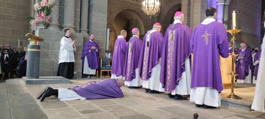 Mgr Yves Baumgarten s'allonge devant l'autel pendant la litanie des Saints. Cette position rappelle Jésus Christ, mort et ressuscité © Cédric Bonnefoy