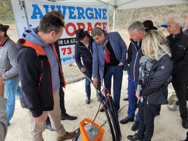 Le maire d'Annecy François Astorg, le président du Conseil Départemental Martial Saddier, la présidente du Grand Annecy Frédérique Lardet autour de la pompe. ©RCF Haute-Savoie