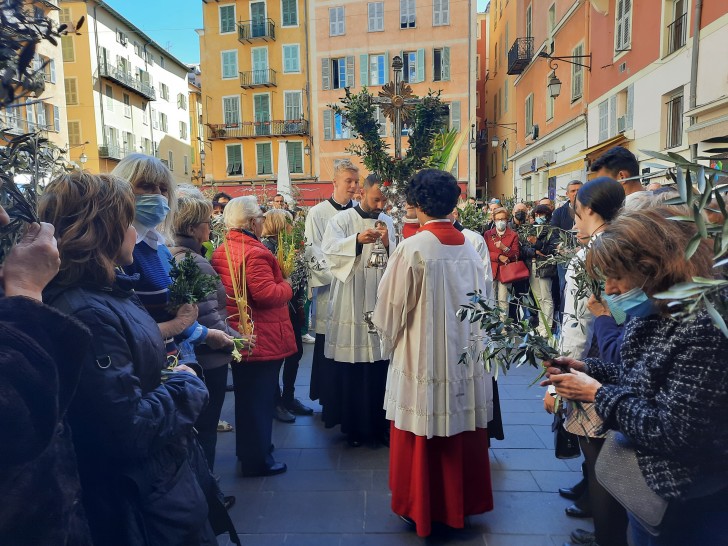 Une partie de la messe a lieu traditionnellement à l'extérieur