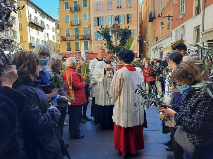Une partie de la messe a lieu traditionnellement à l'extérieur