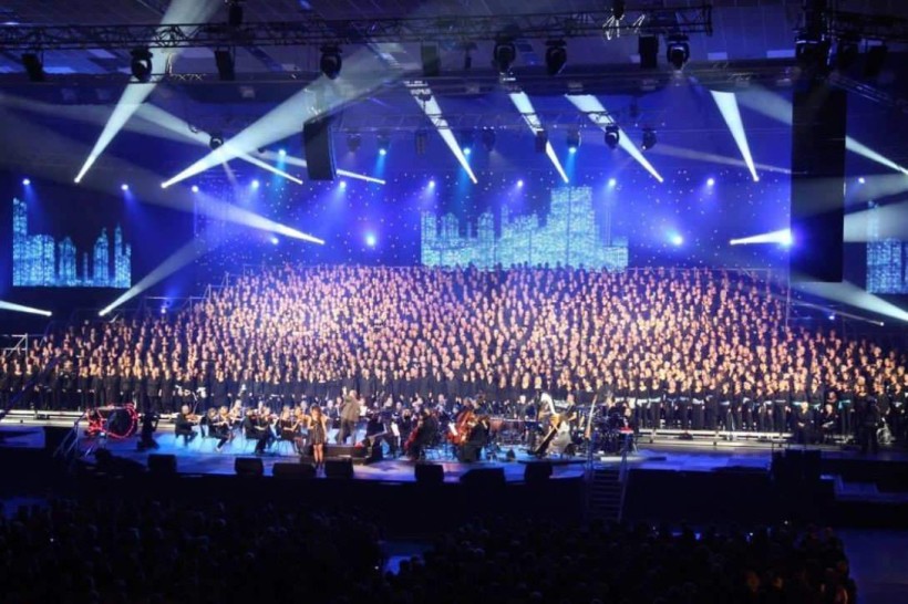 Jacky Locks pour les 2000 choristes à Amnéville (image Jacky Locks)