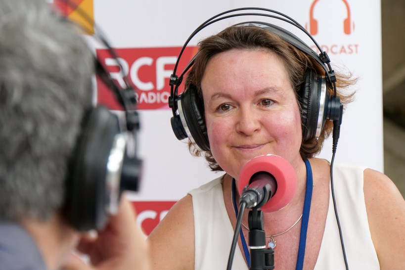 Lætitia de Traversay commence la messe - © RCF Lyon (Grégoire Soual-Dubois)