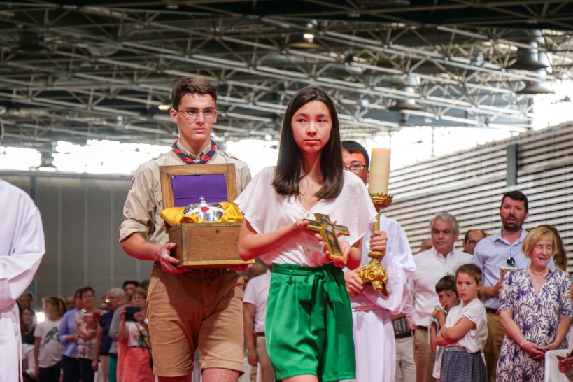 les reliques de Pauline Jaricot apportées par un scout et la miraculée Mayline - © RCF Lyon (Grégoire Soual-Dubois)