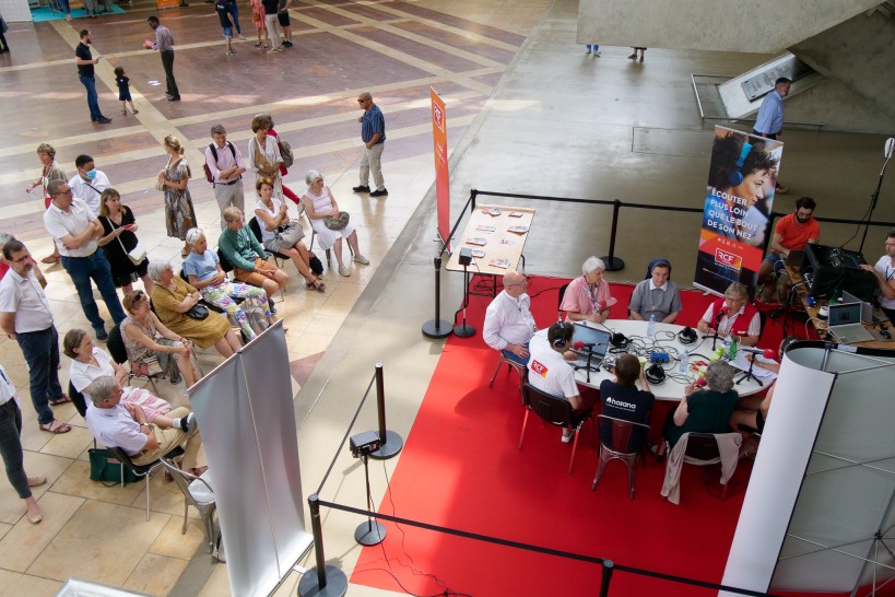 vue de notre table ronde avec son public - © RCF Lyon (Grégoire Soual-Dubois)