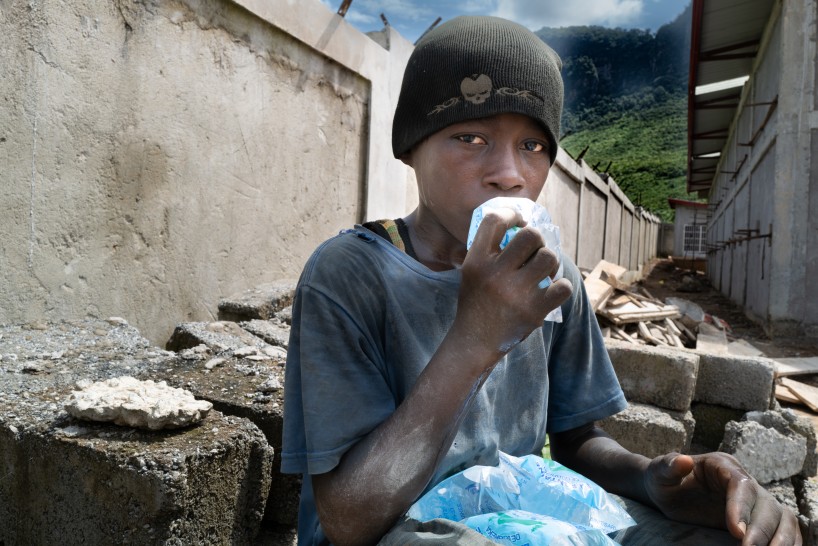 Enfant buvant dans un sac plastique en Guinée ©Jean-Marie Hosatte