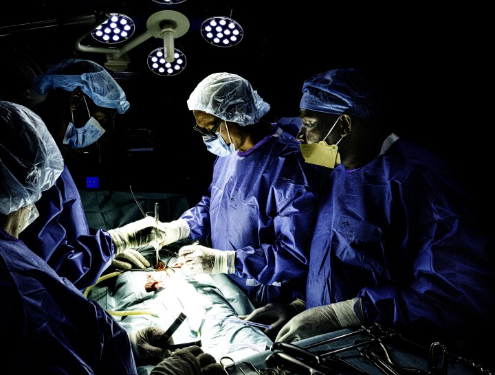 Ibrahim Bah-Clozel opérant dans l'hôpital Ignace Deen à Conakry ©Jean-Marie Hosatte