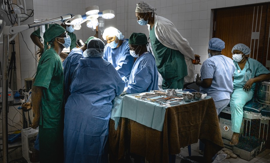 Les infirmiers et médecins de Guinée observent Ibrahim Bah-Clozel opérer ©Jean-Marie Hosatte