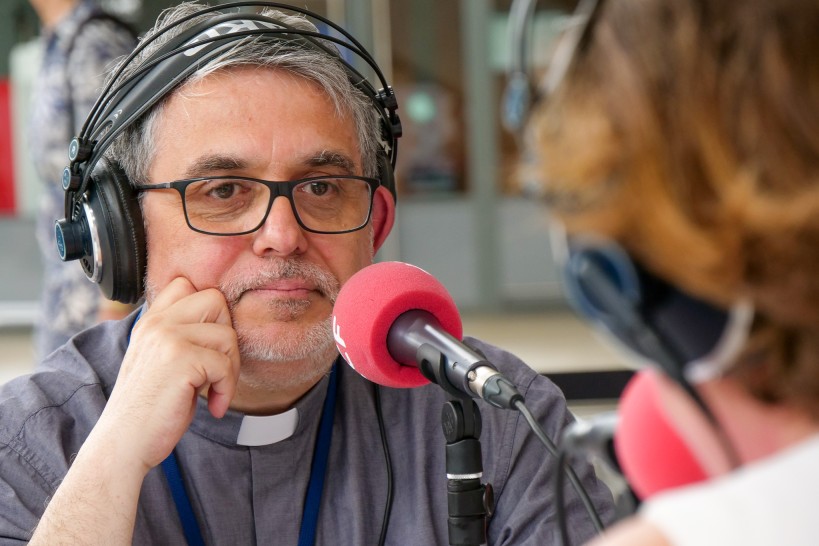 Le père Bernard Planche commente la messe - © RCF Lyon (Grégoire Soual-Dubois)