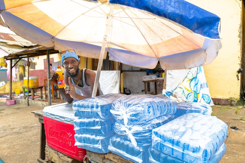Vente de sac d'eau dans la rue à Conakry ©Jean-Marie Hosatte