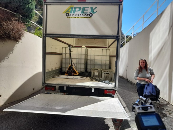 Le camion qui transporte les amphores - Photo : Julie Munch