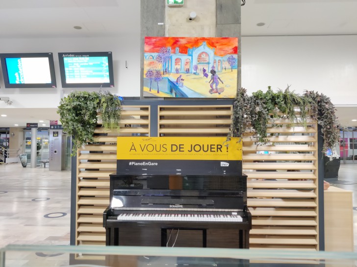 Le piano, installé dans le hall de la gare de Nancy (côté place Simone Veil). ©RCF Lorraine Nancy, 