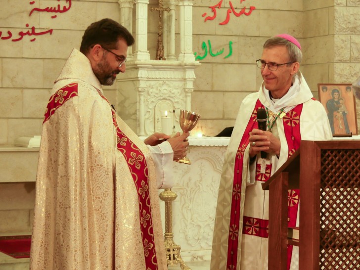 Echange de cadeaux entre les deux évêques © RCF Lyon (JB Cocagne)