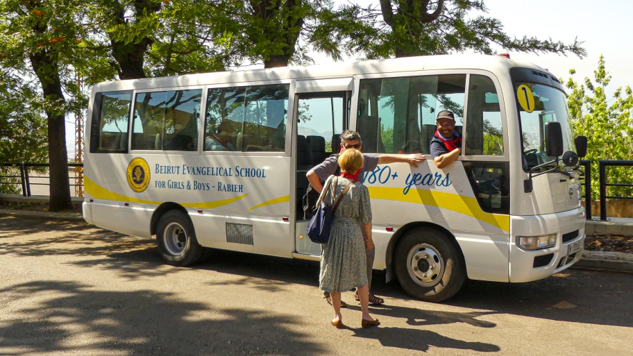 Plusieurs minibus transportent les membres de la délégation lyonnaise à travers le diocèse © RCF Lyon (JB Cocagne)