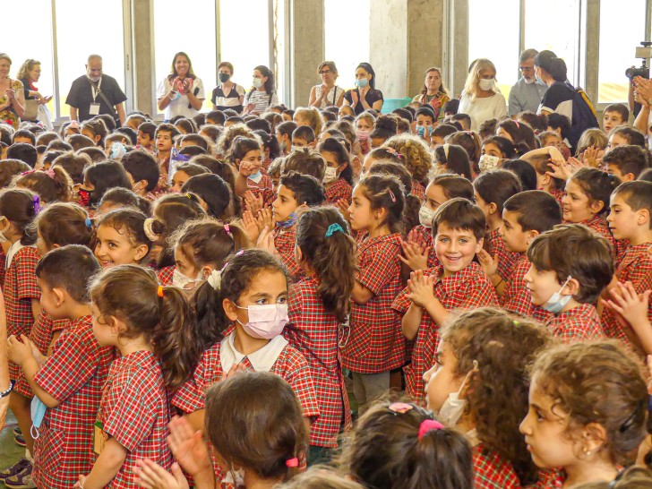 Une foule d'enfants attend la délégation lyonnaise à l'école Jesus and Mary de Cornet Chahwan © RCF Lyon (JB Cocagne)