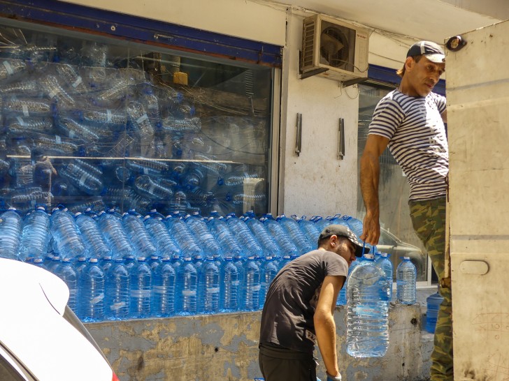 L'eau courante n'est pas potable, d'où la nécessité d'acheter des bombones d'eau pour la consommation à domicile © RCF Lyon (JB Cocagne)
