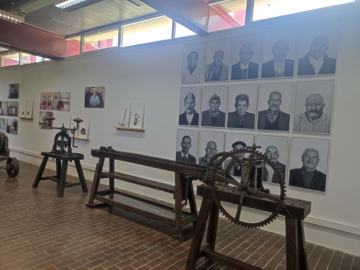 Des visages sur un des murs du Féru des Sciences, où l'humain est replacé au centre. ©RCF Lorraine Nancy