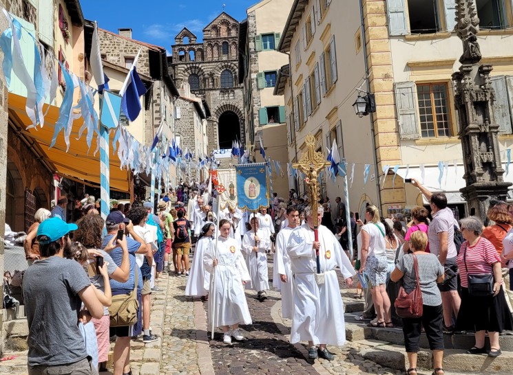 Début de la procession dans les rues du Puy-en-Velay. ©RCF Haute-Loire
