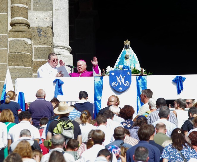 Mgr Baumgarten lisant la bénédiction du Pape François devant les fidèles. ©RCF Haute-Loire